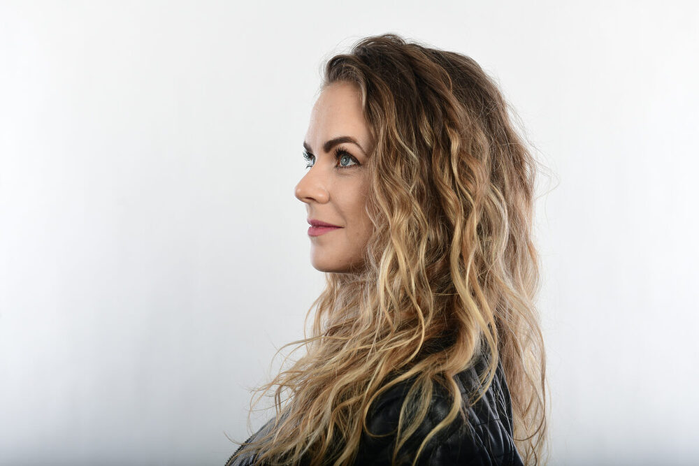 Julie Nox prekvapuje inovatívnym debutom Tiene s hlbokou témou