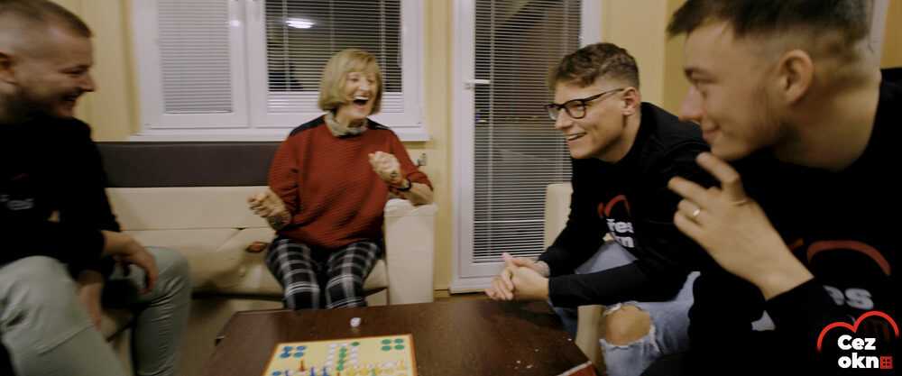 Charitatívny projekt POMOC CEZ OKNO aj tento rok nadviazal na svoju predvianočnú tradíciu a vyčaril úsmev na tvárach seniorov. 
