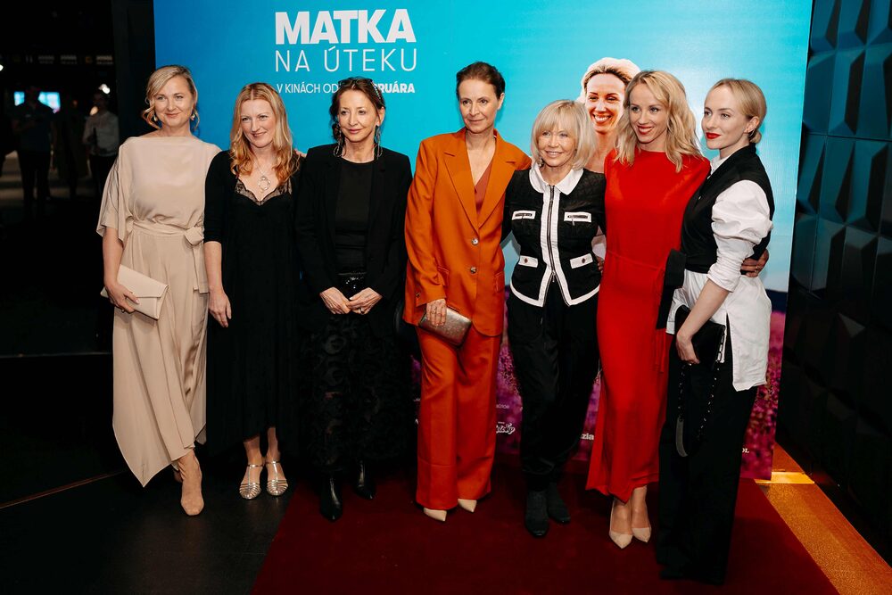 Silná ženská zostava vo filme aj na premiére. Matka na úteku prichádza do kín