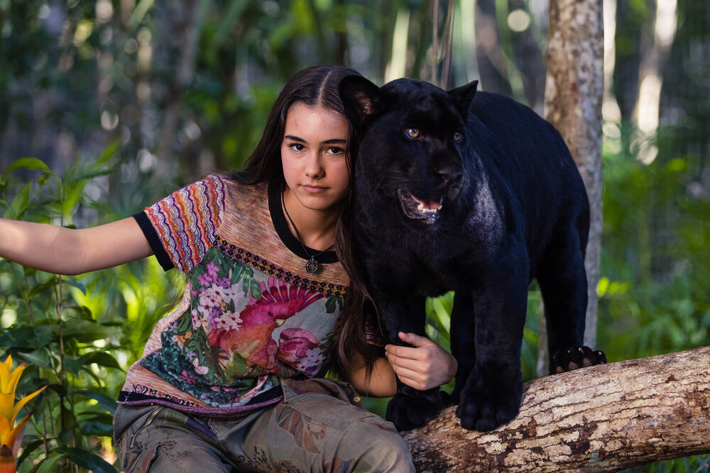 Do kín vstupuje dobrodružný príbeh o nerozlučnom priateľstve Elly a čierneho jaguára 