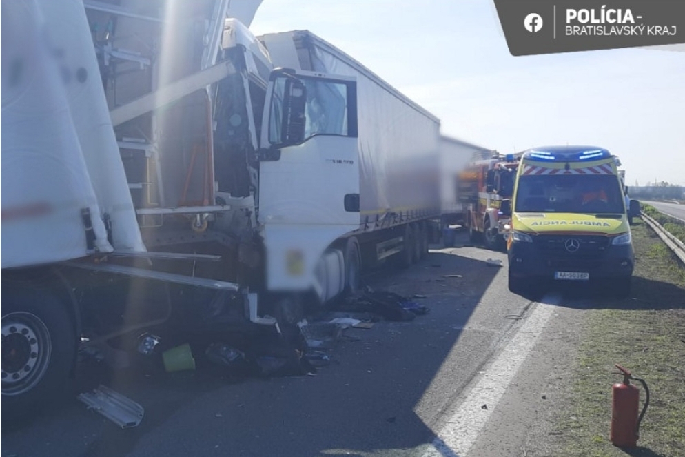 Zrážka troch kamiónov uzavrela diaľnicu D2 na Záhorie