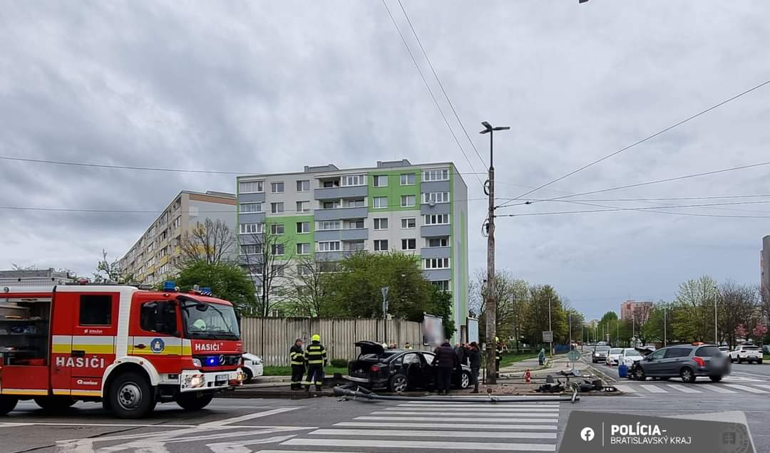 RANNÁ DOPRAVNÁ NEHODA TROCH VOZIDIEL VO VRAKUNI