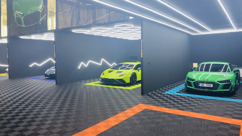 Autá za viac ako 15 miliónov euro, nafukovací hrad aj thajská zmrzlina! Deň detí, ktorý poteší aj rodičov bude tento rok 1. júna v Royal Cars v Bratislave na Prípojnej 5.