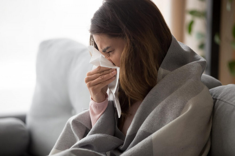 Alergická nádcha znepríjemňuje život trom z desiatich ľudí na Slovensku a každému z nich hrozí, že alergia prerastie až do astmy. Len Dôvera registruje od roku 2018 nárast podielu poistencov s alergickou nádchou o 11 %