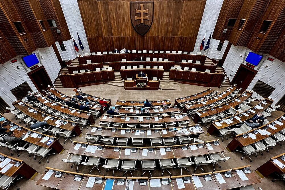 12 mesiacov vlády, ale len 9 s premiérom