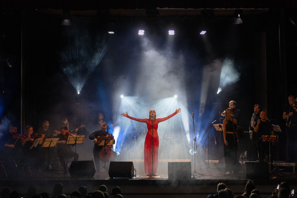 Nela Pocisková a jej hostia sa vydali na jej mini Tour. Na východe Slovenska si vyslúžili standing ovation