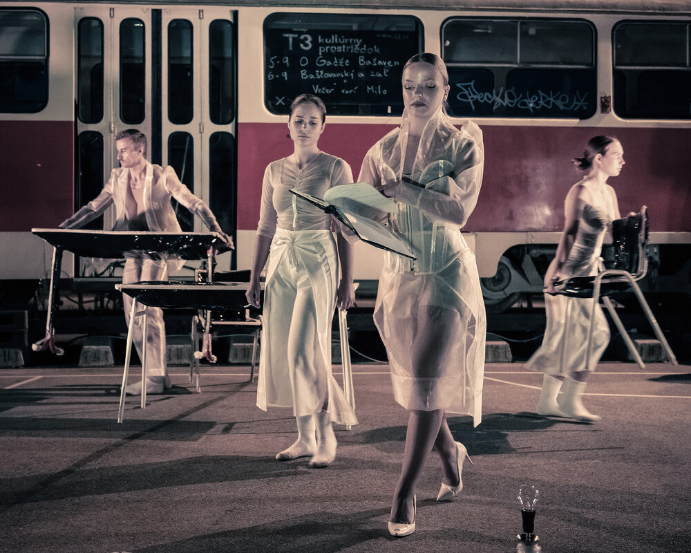 Aj móda je umenie! Už niekoľko rokov to podčiarkuje spolupráca Borisa Hanečku s tanečným divadlom NØIR Dance Company