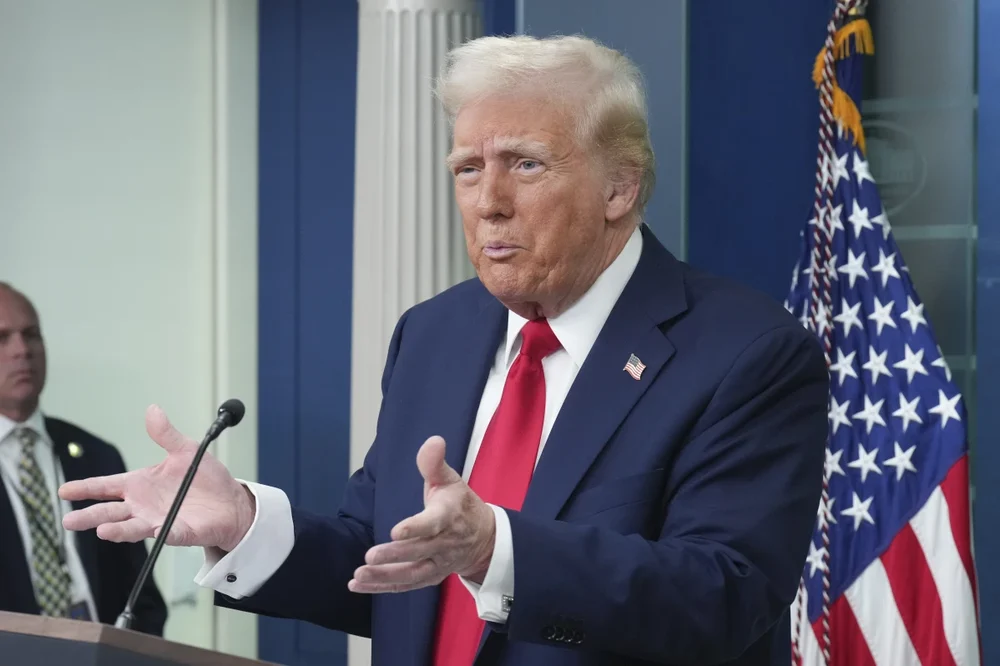 Trump pohrozil skupine BRICS 100-percentnými clami za opustenie dolára!