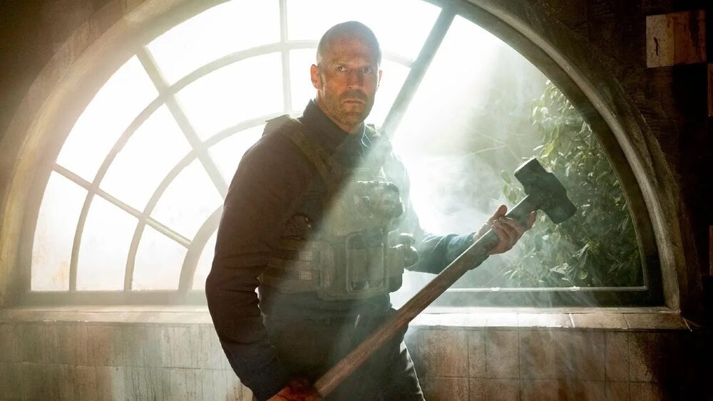 O mesiac pôjde v kinách Jason Statham po krku zločincom vo filme Working Man