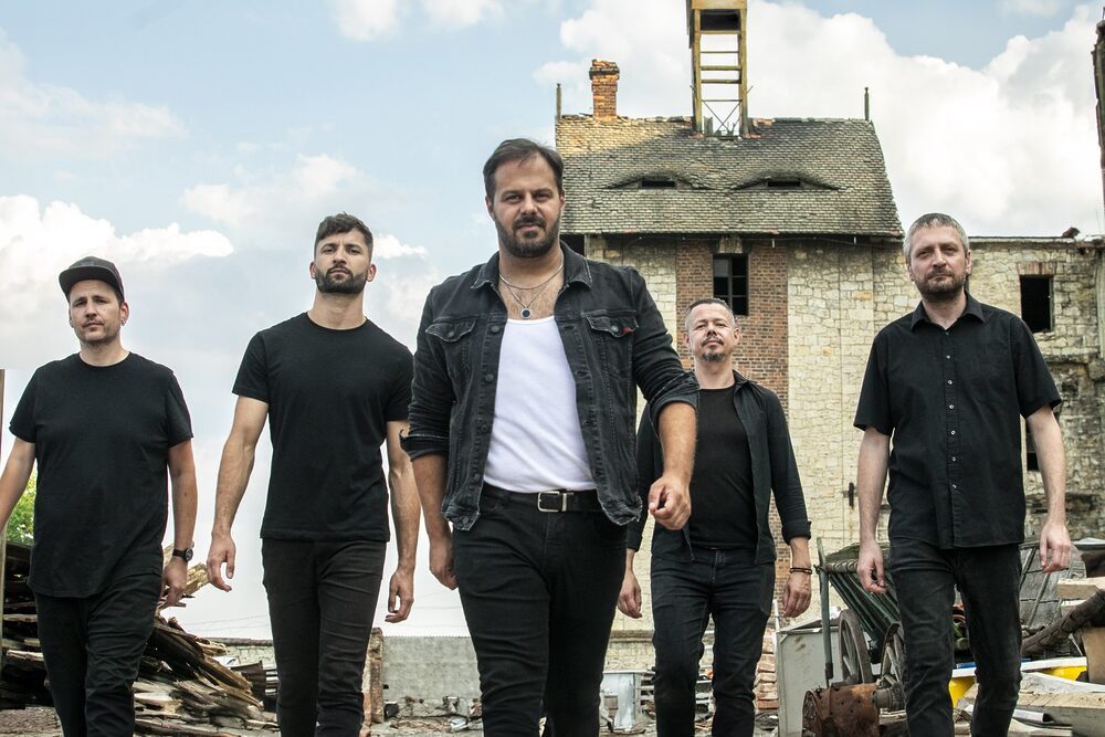 Xindl X predstavuje videoklip k titulnému singlu z úspešného albumu Fén X. Na jar vyráža na ZASE SPOLU TOUR 2025 s kapelou UDG.