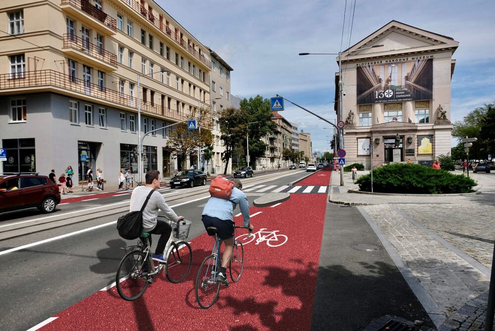 Bratislava odstráni betónové obrubníky na cyklotrase na Vajanského nábreží