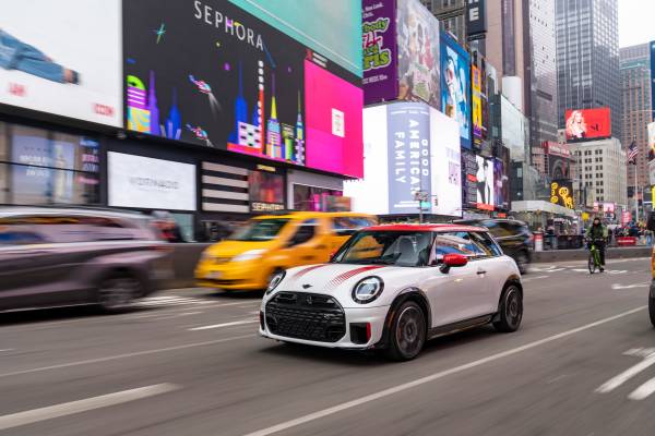 High performance v New Yorku: MINI John Cooper Works v uliciach Veľkého jablka