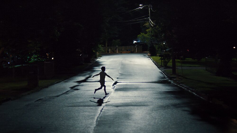 Mrazivý thriller Zbrane: Film plný otázok, ticha a znepokojujúcej pravdy