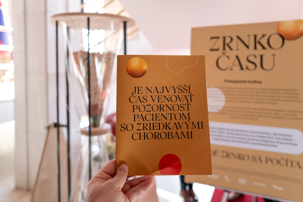 Pacientske organizácie stojace za iniciatívou „Zrnko času“ spustili na pôde parlamentu symbolické presýpacie hodiny za účasti predsedu Výboru NR SR pre zdravotníctvo 