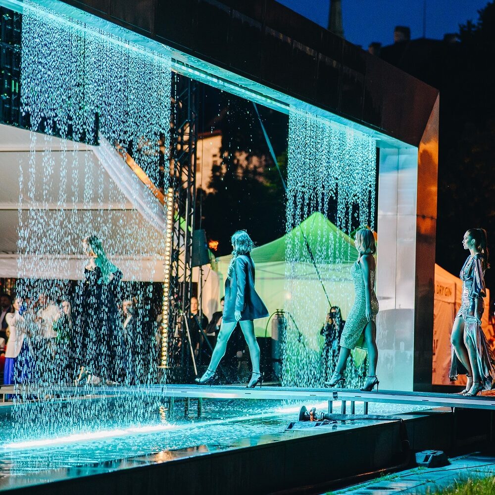 Fashion Night Brno 2025: Luxus, móda a charita pod holým nebom