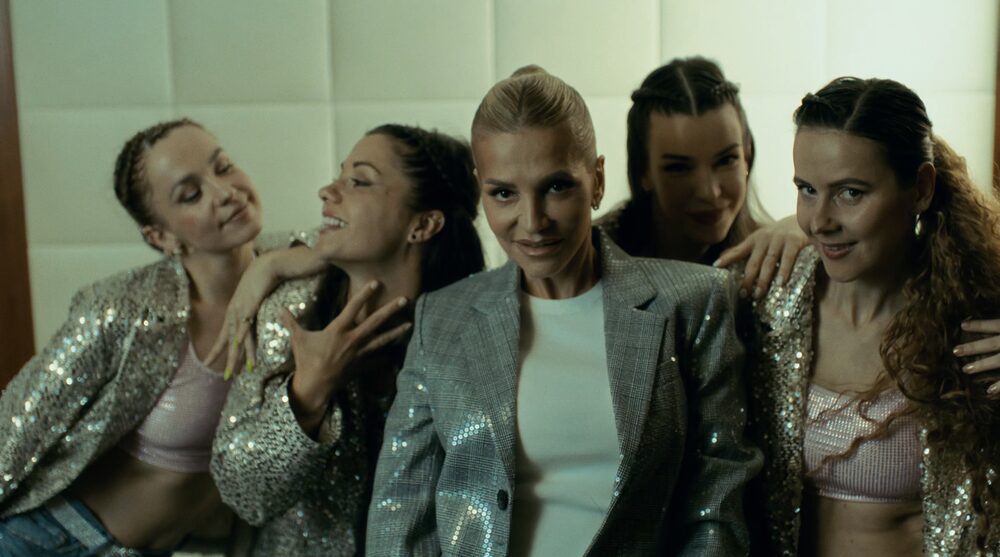 Dara Rolins je tu „Znova a zas“, tentoraz s videoklipom mapujúcim spomienky z kariérnych úspechov i života