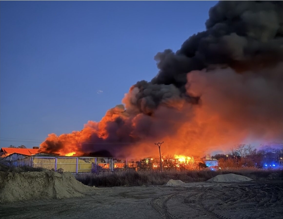 V Moravskom Svätom Jáne zasahujú hasiči pri rozsiahlom požiari haly!