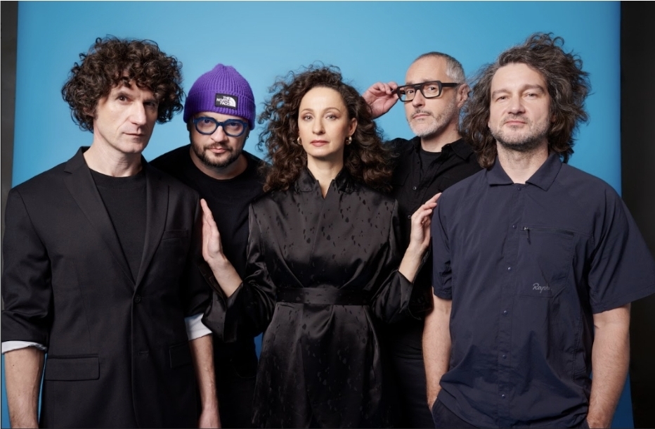 Trojminútová dávka šťastia.Puding pani Elvisovej má nový singel.V jeho videoklipe účinkuje aj Evelyn