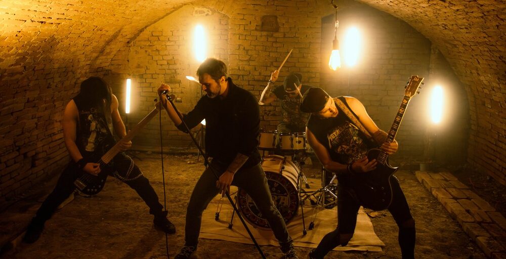 Kapela Dora spája ľudovú pieseň s rockom v novom klipe Keď mi prišla karta narukovať