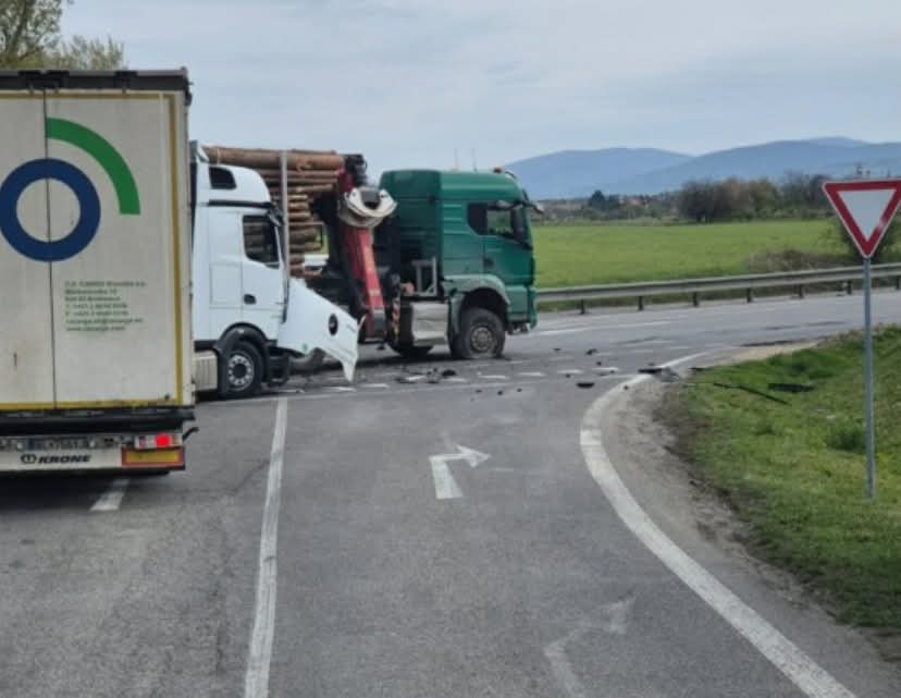 Dopravná nehoda pri Lozorne a Zohore spôsobila obmedzenia dopravy