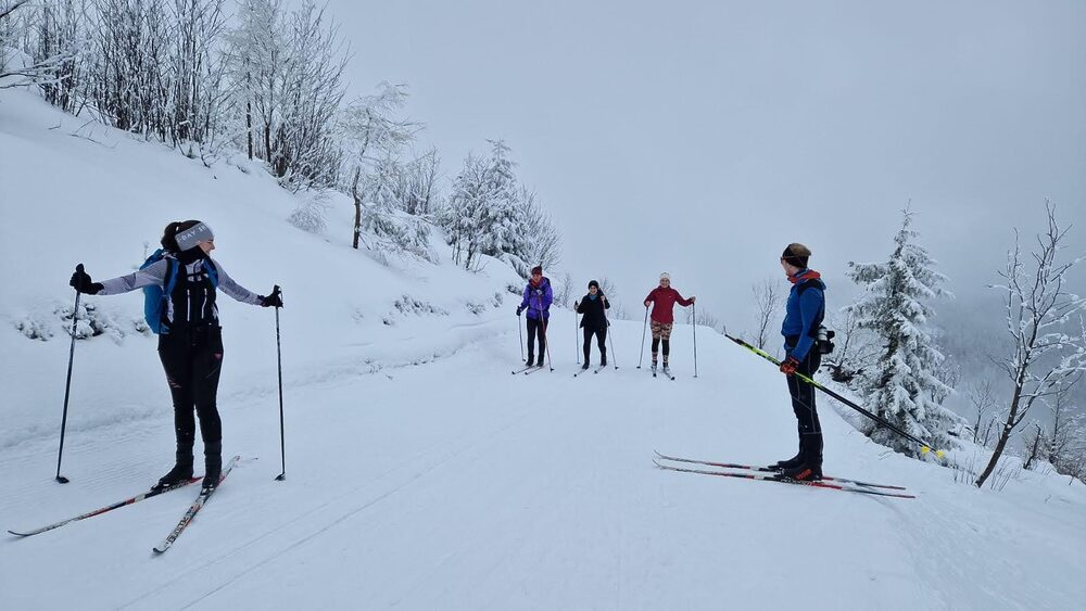 Sezónu na Čertovici symbolicky ukončili už minulý týždeň, no príroda rozhodla inak: Na Veľkú Noc napadlo takmer pol metra snehu a znovu sa bežkuje