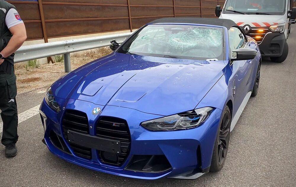 POŽIČANÚ M4 Z AUTOPOŽIČOVNE ZAČAL BEZDÔVODNE ROZBÍJAŤ TELESKOPICKÝM OBUŠKOM PRIAMO NA DIAĽNICI!